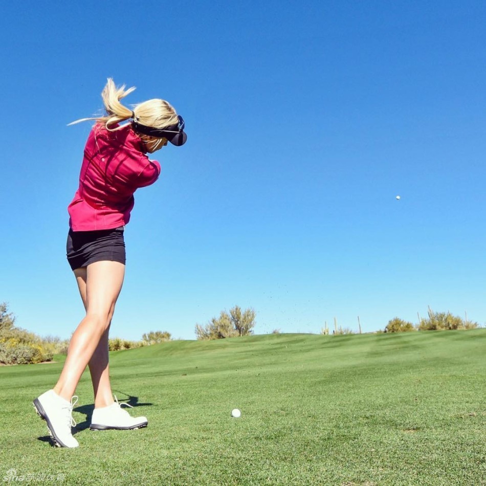 佩琪在高尔夫球场潇洒挥杆，动作流畅专业，展现健康运动的阳光之美