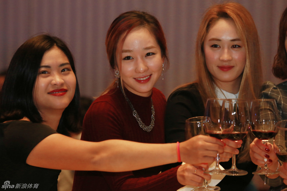 晚宴现场星光熠熠，中外美女球手云集一堂，言笑晏晏，华丽的礼服与璀璨的灯光交相辉映。