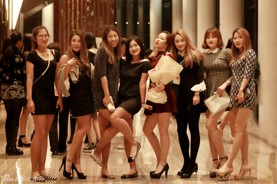 东方高尔夫珠海球场总经理高增女士正于台上致辞，气质优雅，神态自信，尽显职业女性的领导风范。