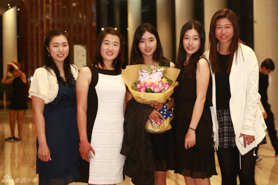 石昱婷手捧“小鸟王”等奖项奖杯，笑容甜美灿烂，身旁的冀怡帆也为好友的成就开心鼓掌。