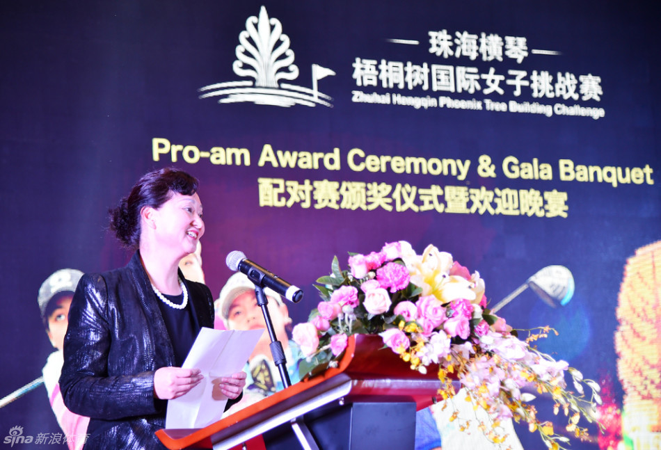 两位美女球手正在亲密交谈，一位身着黑色刺绣礼服端庄大方，另一位穿着裸粉色长裙温婉可人，形成绝佳搭配。