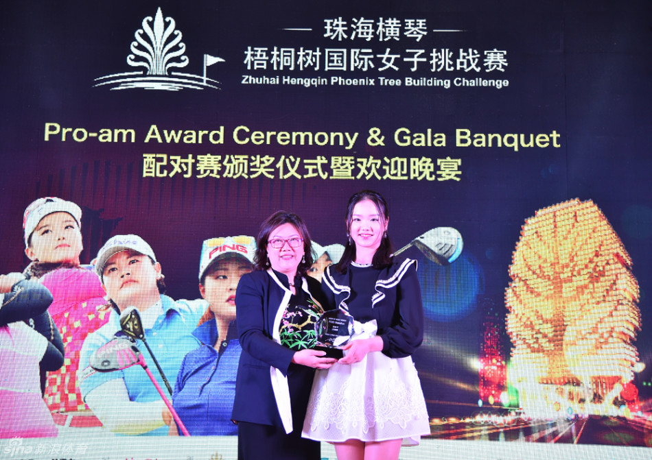 晚宴进入欢快时段，美女球手们共同举杯庆祝，画面充满动感与欢乐，定格下难忘的友谊瞬间。