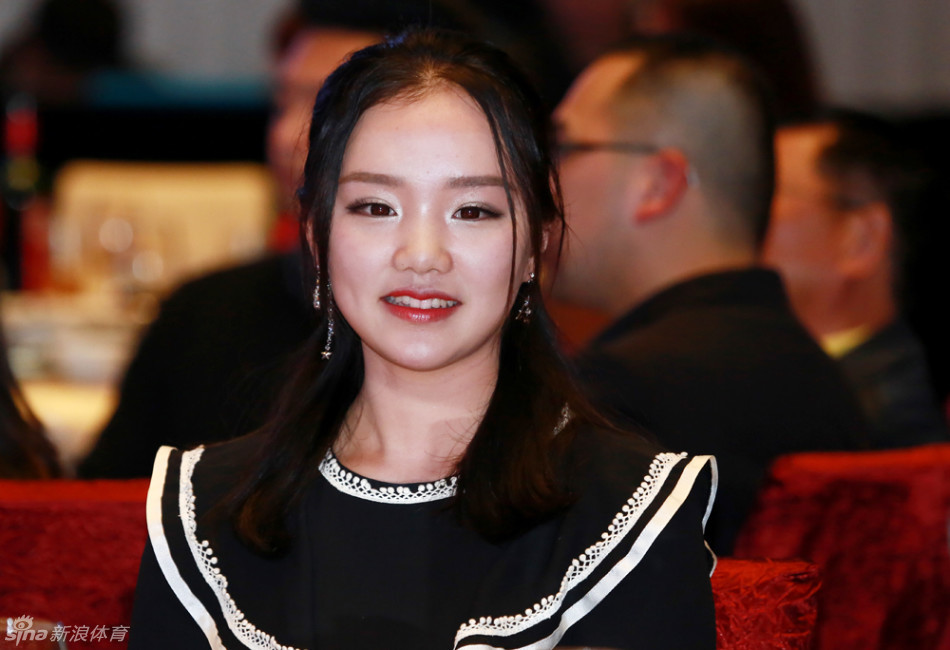 晚宴现场全景，衣香鬓影，高朋满座，完美诠释了高尔夫运动竞技之外的高雅社交内涵。