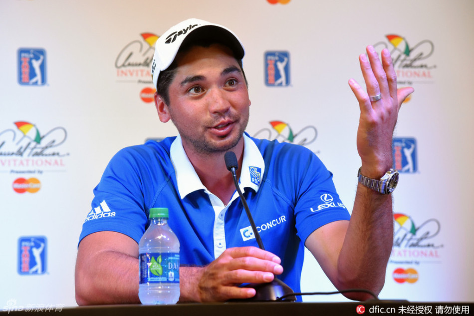 罗里·麦克罗伊在迪拜朱美拉庄园球场大力开球，其爆炸性的开球距离始终是其最恐怖的武器