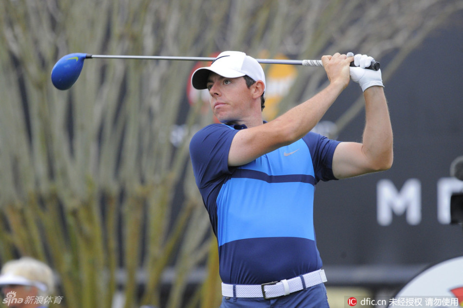 一位幸运的小球迷在场边获得球星签名，脸上洋溢着幸福的笑容，这或许就是高尔夫传承的瞬间