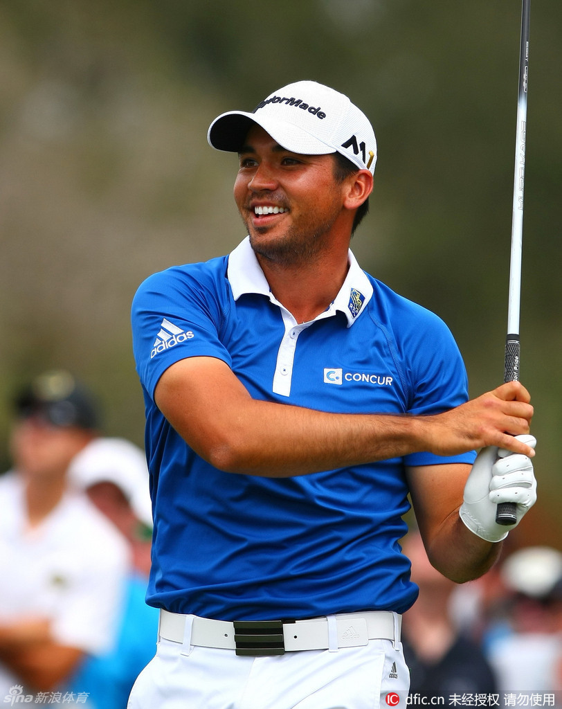 比赛中的关键时刻，球员与球童蹲在果岭边仔细研究推杆线路，这是团队智慧与专注度的体现