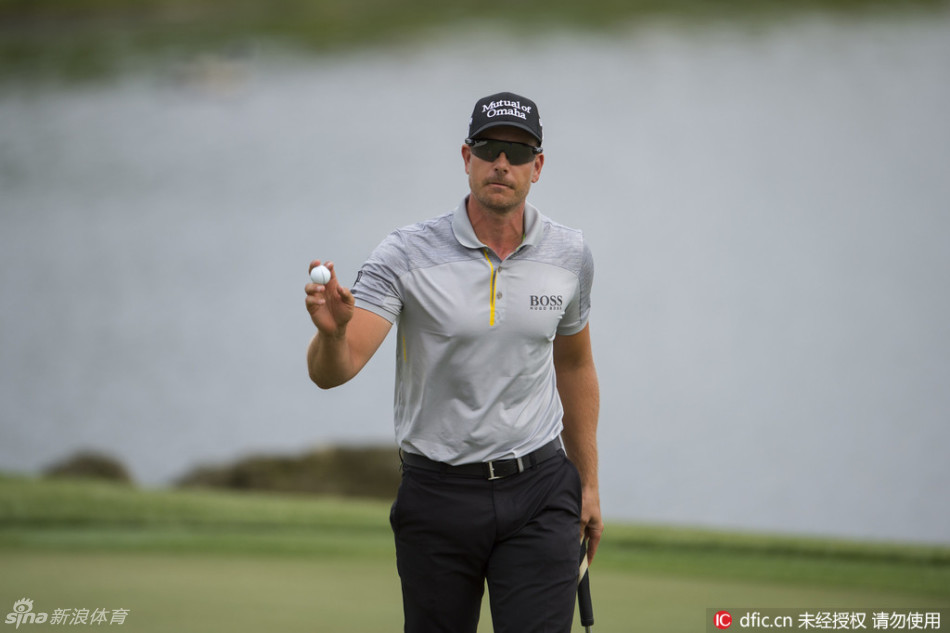 广阔的球道与天际线相连，高尔夫球场展现其作为自然与运动完美结合体的宁静与壮美