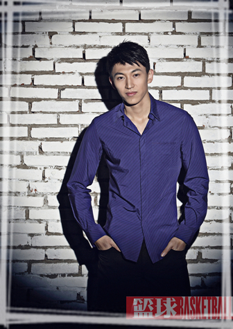 身穿黑色休闲装的刘晓宇面对镜头露出温暖笑容，眉眼间尽显成熟男人的帅气与自信