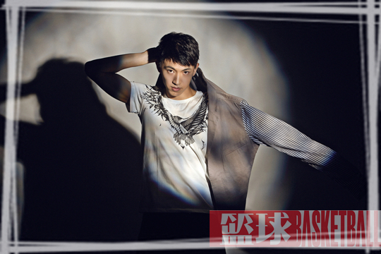 刘晓宇在摄影棚内拍摄帅气写真，眼神坚毅深邃，完美展现了一名职业篮球运动员的硬朗与风采