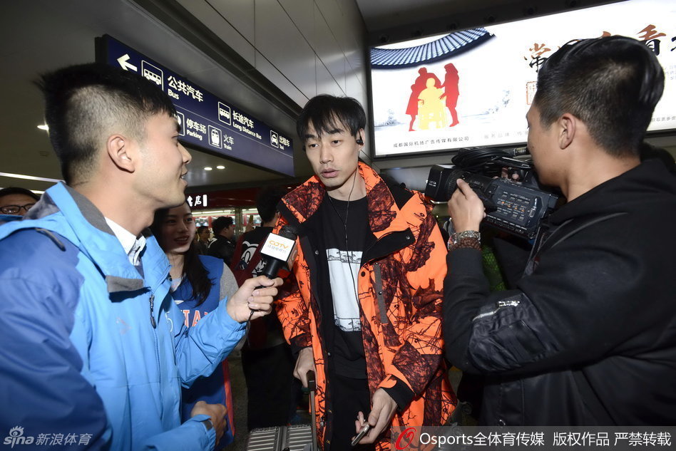 人声鼎沸的成都机场到达大厅，众多四川球迷高举欢迎标语与夺冠海报，目光齐聚出口，只为第一时间迎接他们的冠军英雄归来。