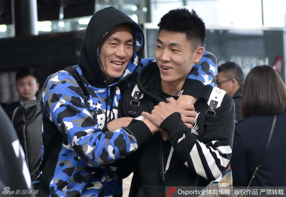 身着一袭迷彩服的大男孩郭艾伦，在人群中咧嘴坏笑，仿佛下一秒就要想出什么整蛊队友的鬼点子。