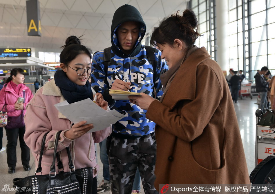 手拿咖啡的哈德森神情专注而冷峻，仿佛这杯苦涩的饮品能帮他过滤掉机场的喧嚣，专注于即将到来的恶战。