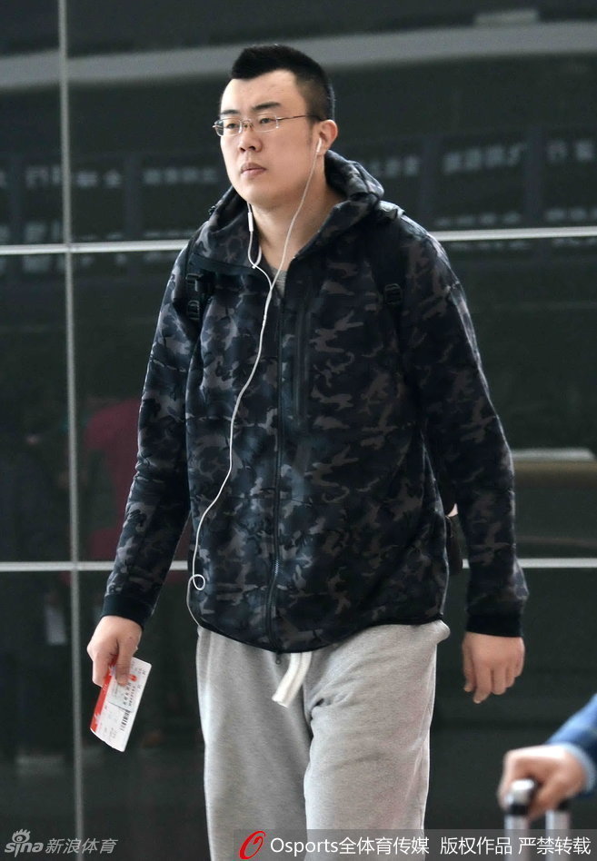 戴着框架眼镜的杨鸣斯文儒雅，在喧嚣的人群中安静地为球迷签名，举手投足间尽显辽篮队长的绅士风度。