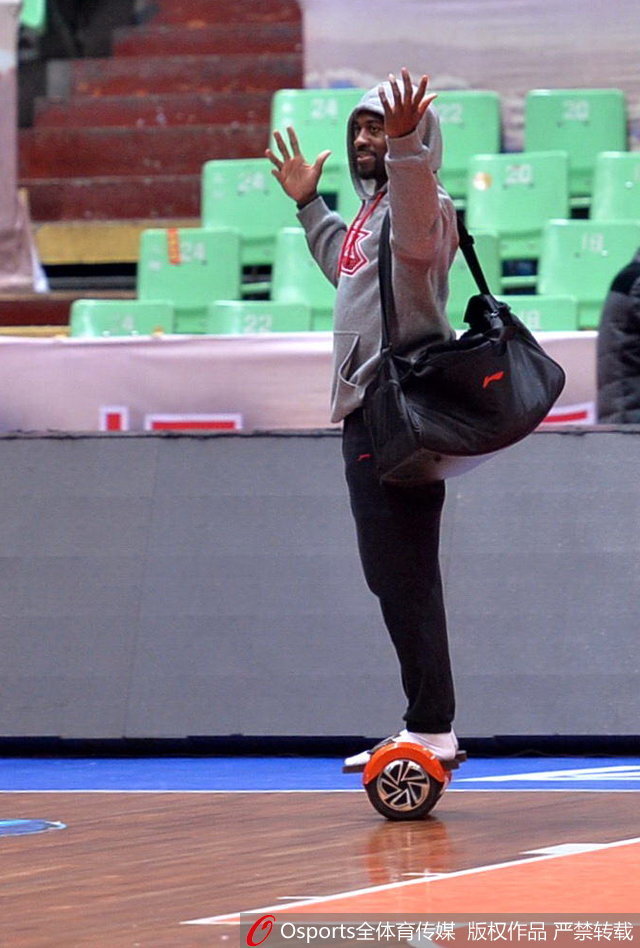 搞怪过后，邓特蒙对着镜头鼓起结实的肱二头肌，眼神中透露出一丝得意与自信，仿佛在用肢体语言宣告自己已经为即将到来的恶战做好了准备。