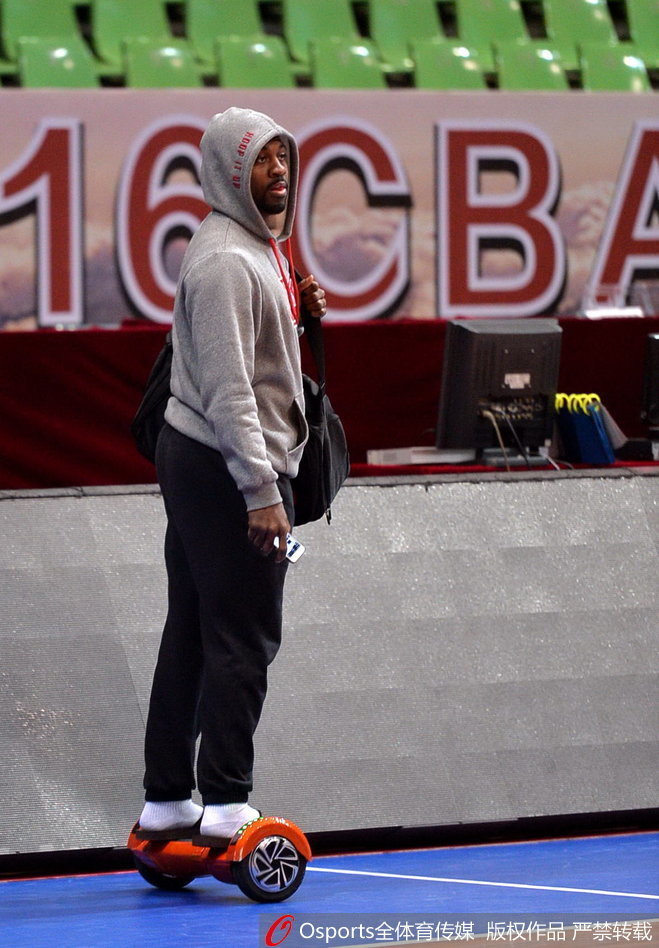 大外援哈里斯在训练中化身临时教练，他一边为队友传球，一边大声呼喊指挥跑位，甚至对主教练杨学增开起玩笑，展现出球队内部融洽的氛围。