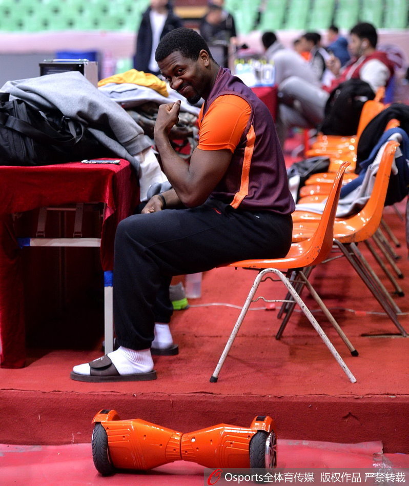 本土球员吴楠在训练结束后独自加练，面对镜头他帅气地微微一笑，眼神坚定，作为板凳匪徒的他渴望在总决赛舞台上为球队贡献更多能量。