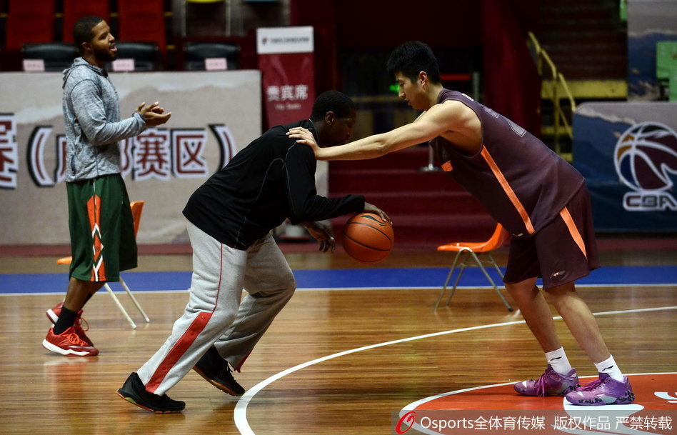 训练间隙，四川队外援邓特蒙展现出顽童本色，他不知从哪找来一辆扭扭车，在场地上滑稽地滑行，搞怪的动作引得一旁的队友和工作人员忍俊不禁。