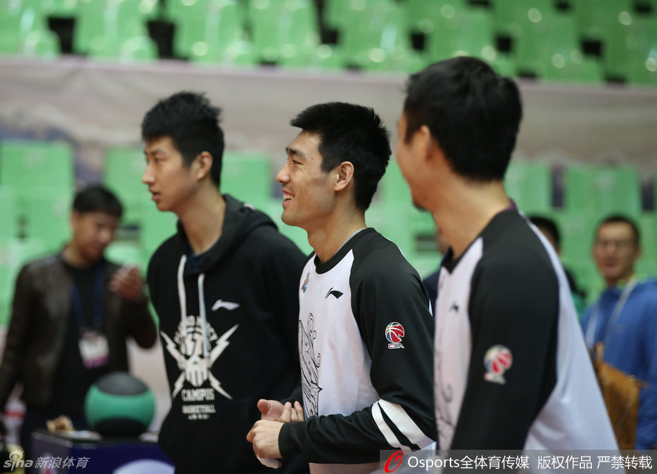 身高臂长的哈达迪在运球练习中显得格外认真，虽然体型巨大，但他手上的控球动作却十分柔和，展现出细腻的篮球技术。