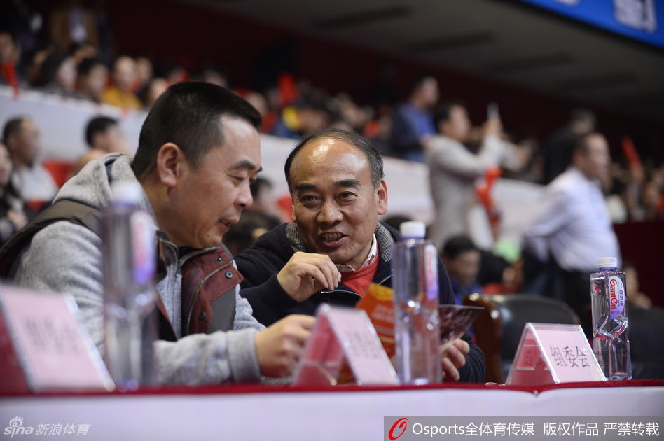 裁判哨响，比赛进入白热化阶段，四川队外援哈达迪在辽宁队内线多人包夹下强行起跳暴扣，现场相机闪光灯亮成一片，定格下这记霸气十足的进球瞬间