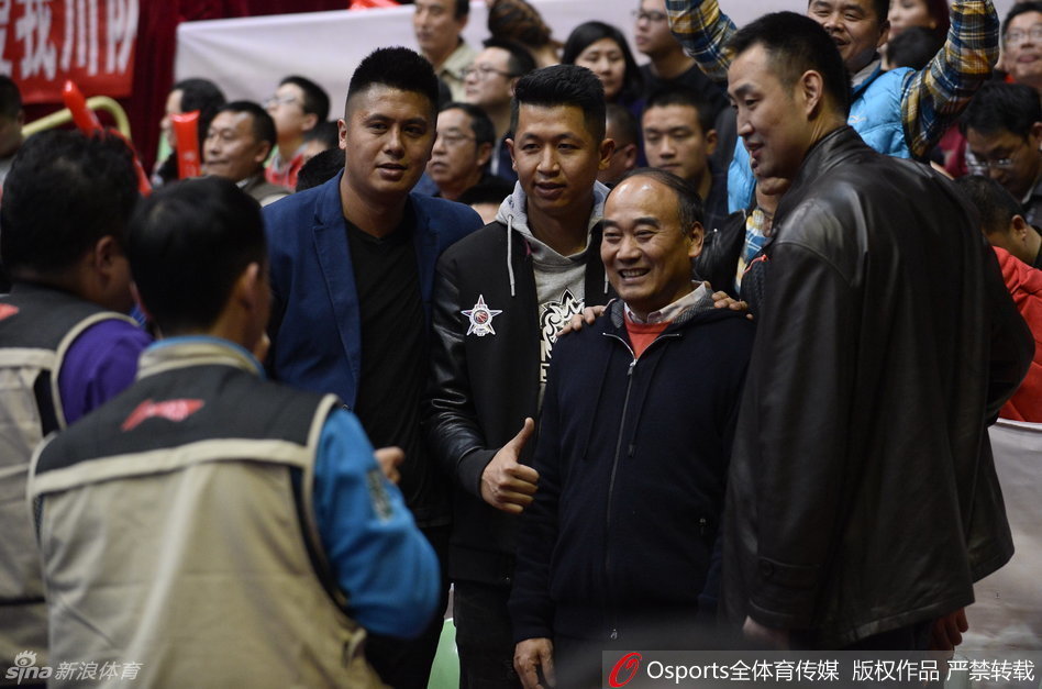 辽宁队外援哈德森在四川队严密的三人合围中强行突破，他咬紧牙关，眼神坚毅，试图撕裂对手的防线，身后的记分牌显示着两队焦灼的比分