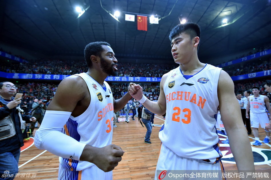 终场哨响，郭艾伦难掩心中失落，在队友纷纷退场时，他低着头，神情茫然，这一个背影写尽了竞技体育的残酷与无奈。