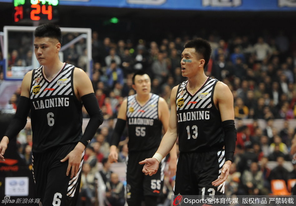 辽宁男篮的众将们低垂着头，默默走向球员通道，他们的身后是狂欢的四川队和漫天彩带，胜负两重天的画面在此刻定格。