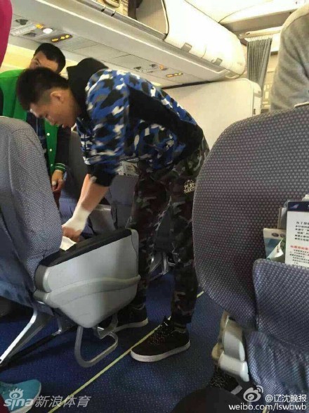 酒店门口的灯光下，多名身穿红色外套的球员和白色T恤的球迷紧紧纠缠在一起，手臂交错，场面极度混乱，有人试图拉开双方，但愤怒的情绪让局面一度失控。