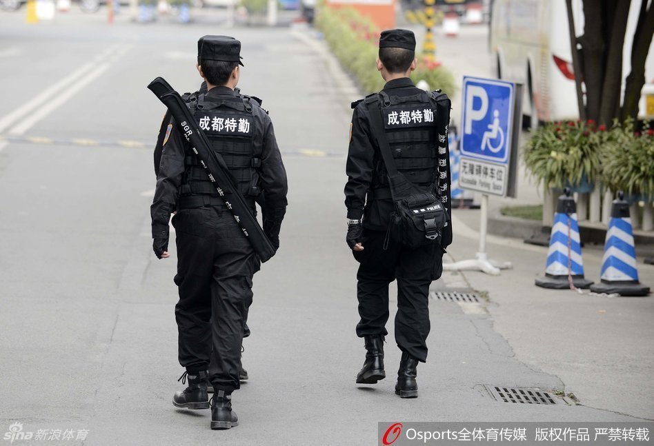 四川男篮全体队员集结完毕，全副武装走出酒店，准备登上大巴。队伍表情严肃而专注，展现出迎难而上的团队决心。