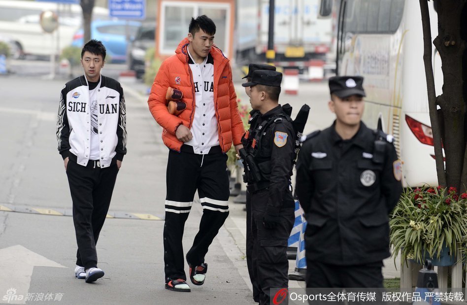 多名特警在四川队下榻酒店及训练场馆周边进行高密度巡逻，警灯闪烁，确保总决赛后续赛事环境的绝对安全与秩序。