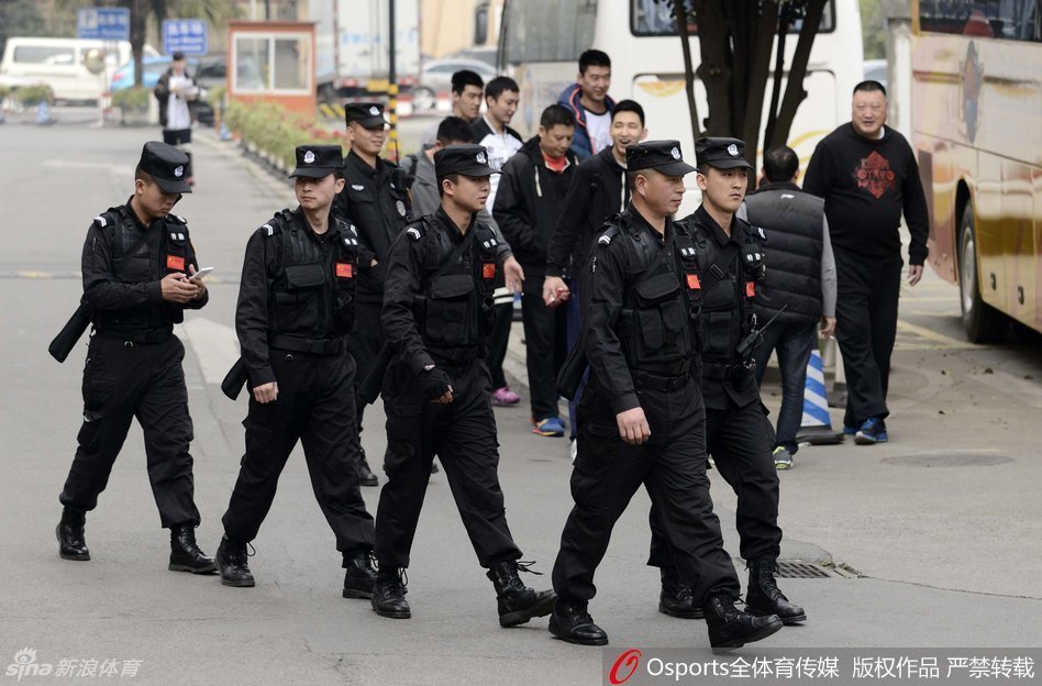 四川男篮训练结束后返回酒店，在大堂与执勤人员相遇。球队上下秩序井然，以积极的心态迎接即将到来的总决赛关键战役。