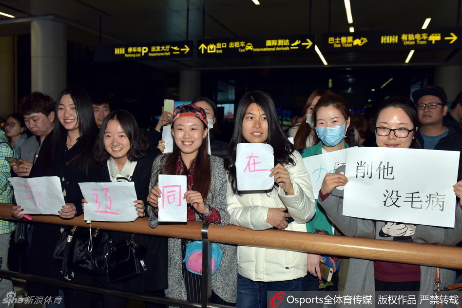 众人翘首以盼的接机现场，人群簇拥着标语，空气中弥漫着焦急与关切，所有人都在等待着那三个最熟悉的身影出现。