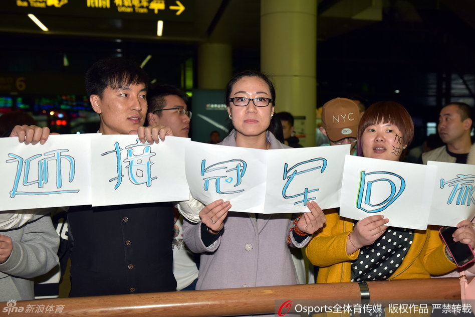 现场球迷用最霸气的东北方言“削他没毛病”作为标语，表达对自家球员无条件的支持，这不仅是口号，更是最深情的告白。