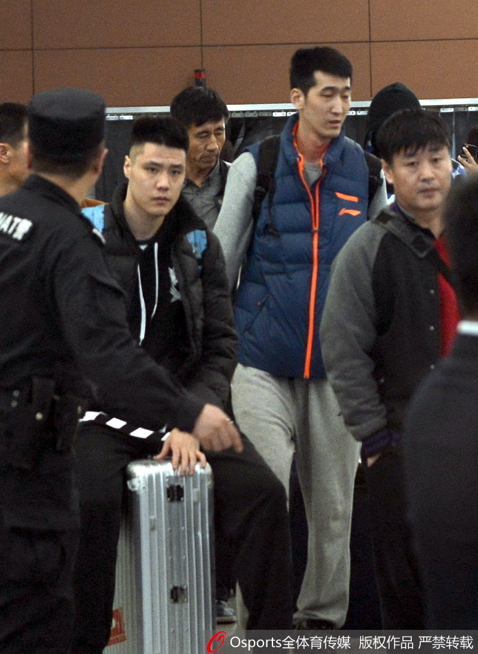 贺天举和刘志轩并肩走出机场通道，他们手上的绷带触目惊心，但面对家乡父老的热情迎接，神情中满是感动与坚毅。