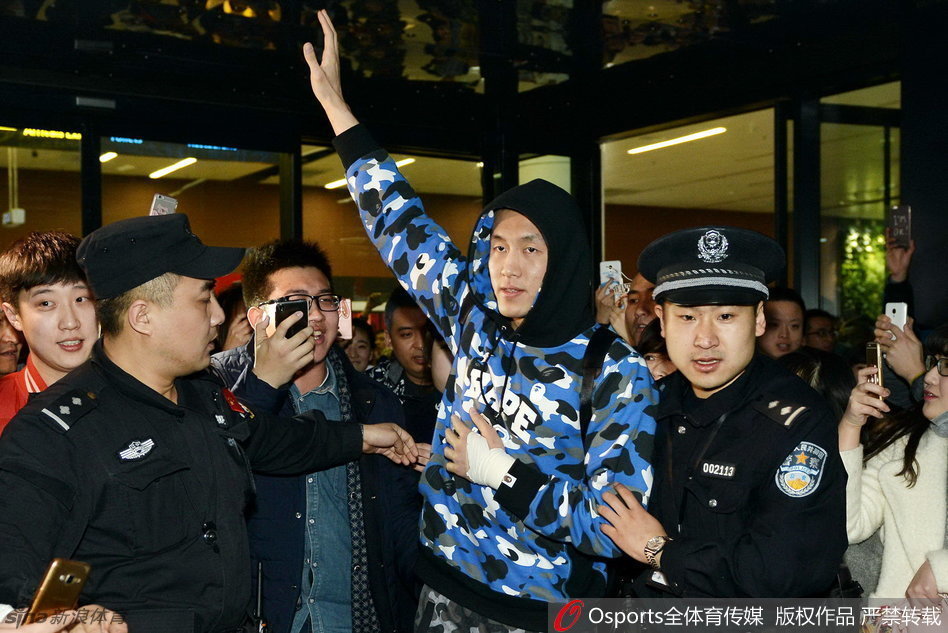 郭艾伦面对前来迎接的家乡球迷，用招牌式的微笑安抚人心，同时伸出代表胜利的手势，仿佛在说：别担心，我们扛得住。