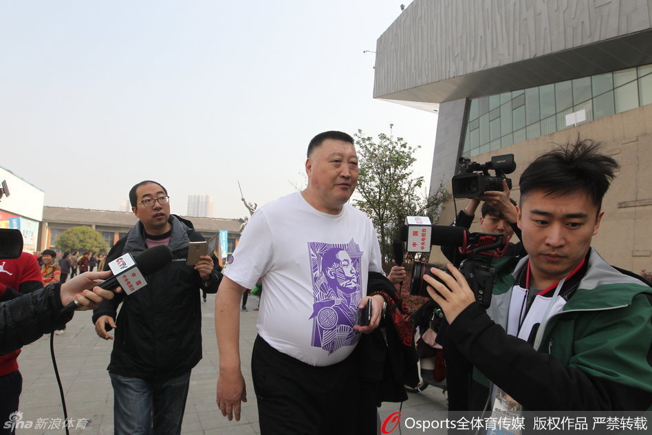 空旷的四川队主场内，几名工作人员正在闲聊，没有了往日训练的喧嚣，只有顶棚的灯光孤单地照亮着空无一人的看台。