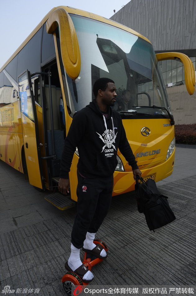 邓特蒙抿着嘴露出一丝不易察觉的微笑，眼神中带着猎手般的冷静，轻松的步伐下隐藏着随时可能爆发的得分能量。