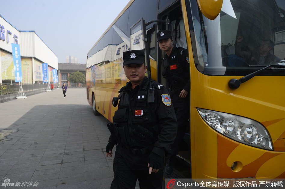 在闪烁的警灯与贴身护卫下，四川男篮的大巴犹如载着荣誉的堡垒，稳稳停靠在训练场外，预示着今夜必将无眠。