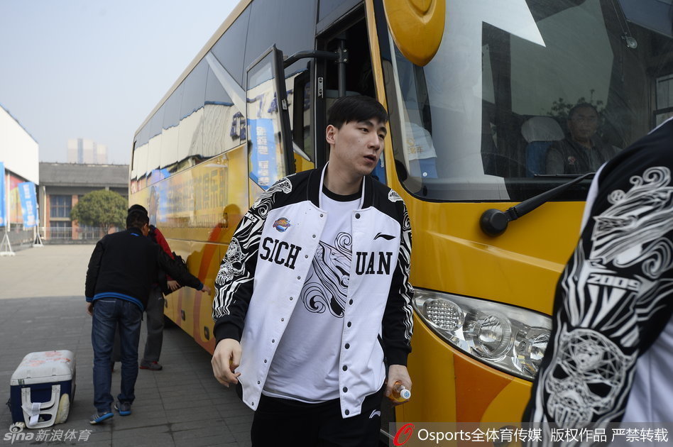 四川本土球员们列队走向训练馆，每个人的脸上都写着专注与平静，团队篮球的氛围在无声中传递。
