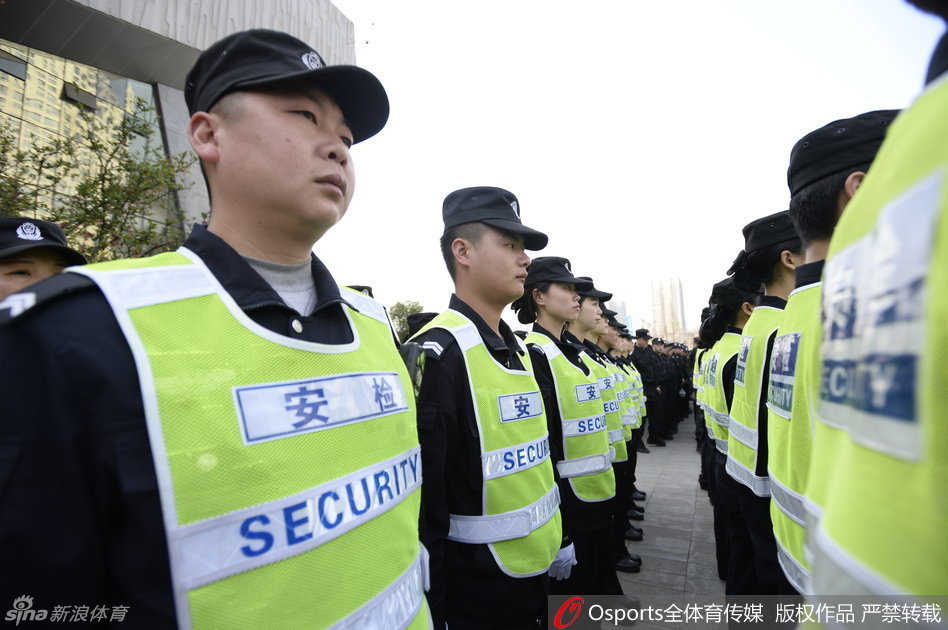 场馆内部通道，特警队员三人一组，迈着坚定有力的步伐进行武装巡逻，强大的气场让整个赛场倍感安心。