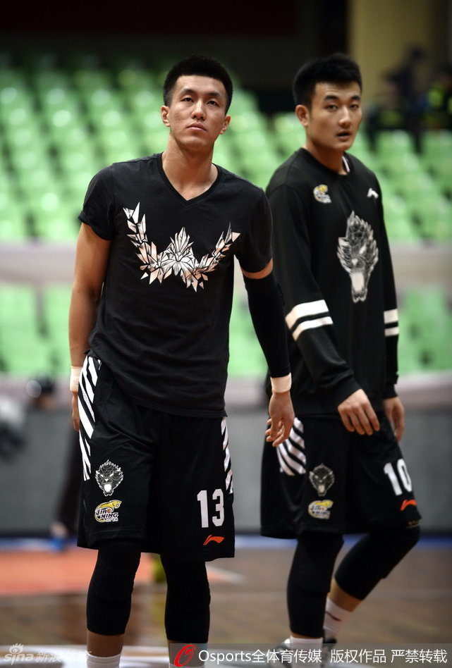 核心后卫郭艾伦脸上没有丝毫表情，冷峻的眼神直视前方，内心的坚韧与赛前的巨大压力在他脸上凝结成冰。