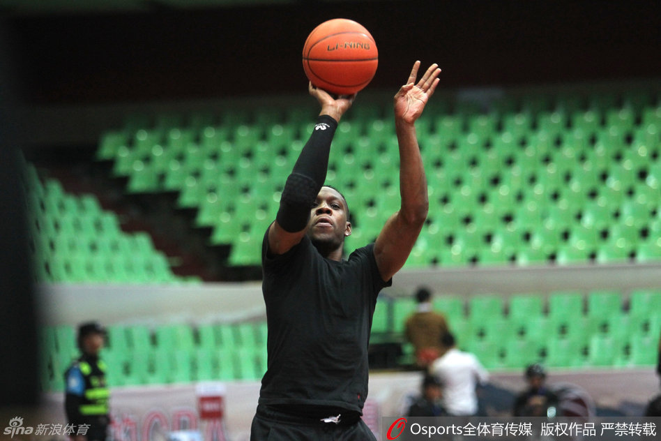 辽宁队外援哈德森在训练中目光如炬，高高跃起投出手中篮球，仿佛要将上一场的失利全部宣泄而出。