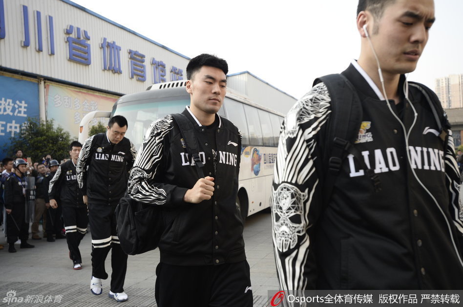 刘志轩在走向更衣室的通道里停下脚步，抬头望向记分牌。他的球衣已被汗水浸透，眼神中充满了拼尽全力的不甘与对系列赛未来的复杂思虑。