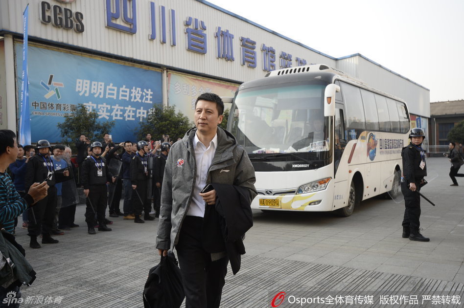 郭士强指导面色铁青地站在场边，他双手抱胸，眼神复杂地望向场内。那紧锁的眉头下，隐藏着对弟子们身心状态的无限担忧，以及对这场充满变数之战的深深思虑。