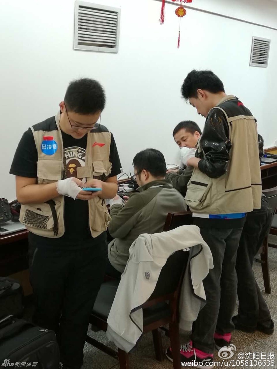 总决赛媒体工作间内，多名四川记者手腕上缠着雪白的绷带，他们神态自若地操作着手机，绷带在荧幕灯光下显得格外醒目，仿佛一枚枚沉默的徽章。