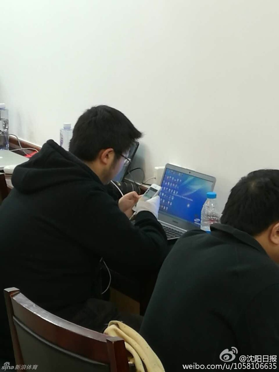 四川记者们聚在一起，用缠着绷带的手举起手机进行拍摄。镜头聚焦之处，是即将展开生死战的赛场。绷带在闪光灯下若隐若现，成为这场体育盛宴中一道独特的人文风景线。