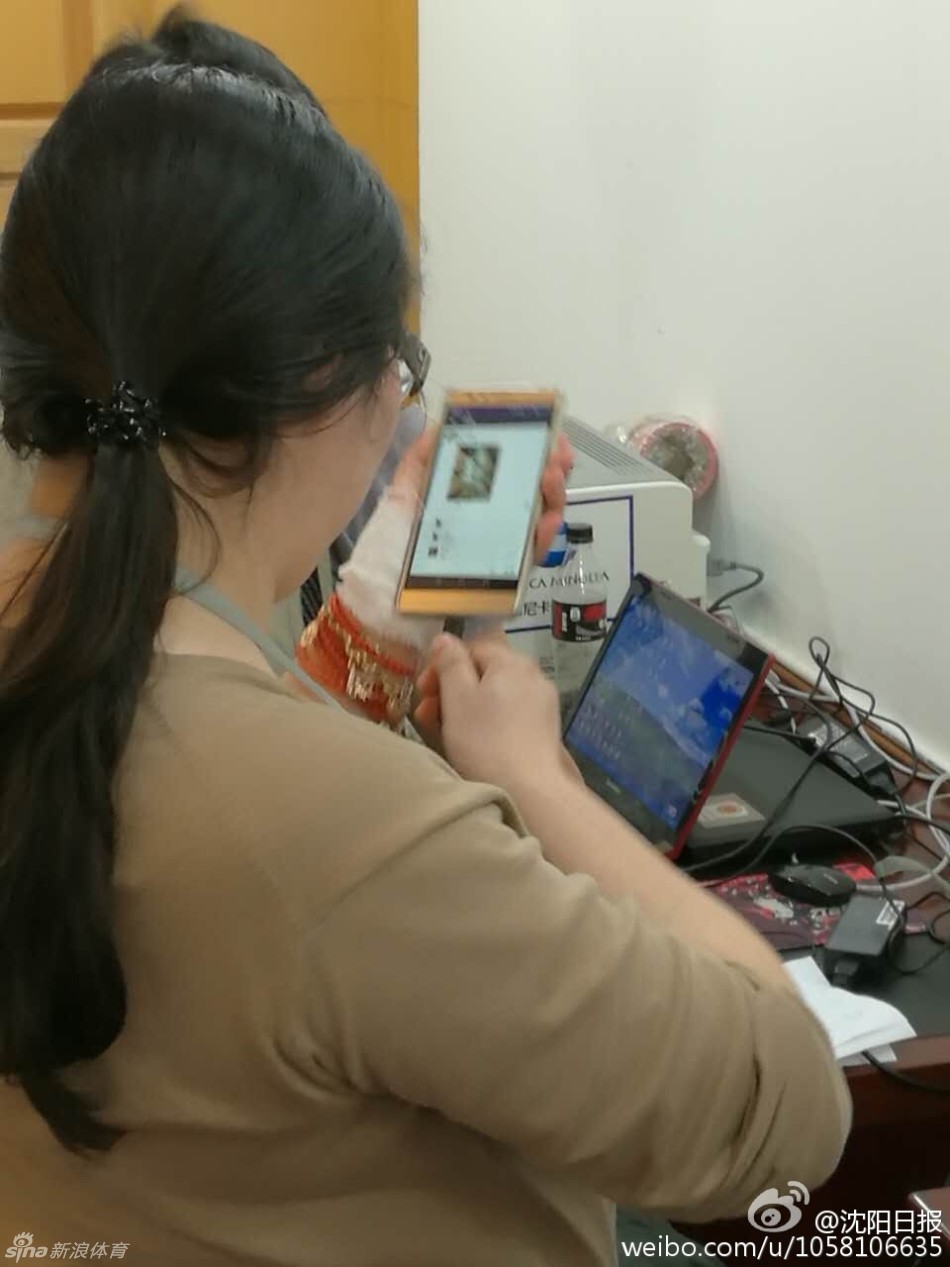 灯光下，几位四川记者的手腕绷带格外显眼。他们正在用手机和笔记本电脑紧张地进行赛前最后的发稿工作，绷带随着敲击的动作轻微晃动，记录下这总决赛前夜独特的职业群像。