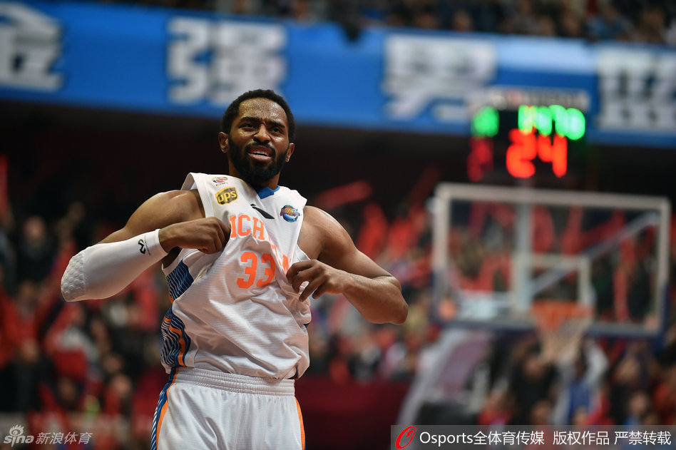 四川外援哈里斯在辽宁男篮严密防守下依然强行突破，眼神中透露出必胜的坚定与杀伐决断的霸气