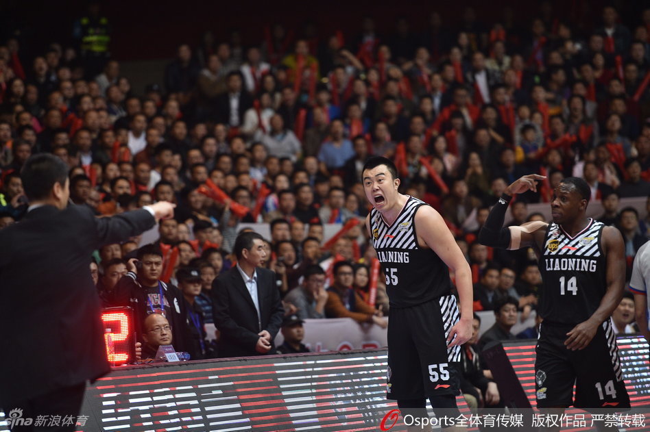 四川外援哈里斯命中关键三分后极度兴奋，他张大嘴巴纵情怒吼，紧握双拳向场边球迷展示着强健的肌肉，霸气尽显