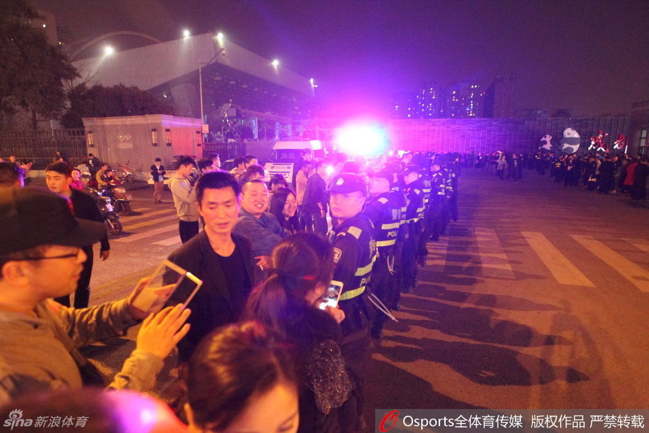 总决赛第三场结束后，成都锦江宾馆外气氛紧张，辽宁队球员与四川球迷发生肢体接触前，现场已拥挤不堪，空气中弥漫着火药味。