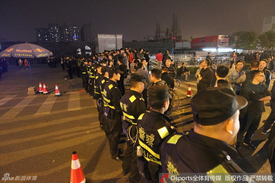 冲突过后，原本空旷的酒店门前迅速被赶来的民警和大量增援的安保人员控制，他们手挽手组成一道人墙，将球迷与酒店入口隔离开来。